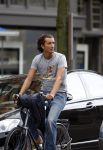 Amsterdam 19 augustus 2007
Jan Joost v Gangelen op de fiets bij de bank in Amsterdam.