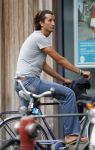 Amsterdam 19 augustus 2007
Jan Joost v Gangelen op de fiets bij de bank in Amsterdam.