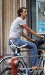 Amsterdam 19 augustus 2007
Jan Joost v Gangelen op de fiets bij de bank in Amsterdam.