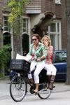 Amsterdam 18 augustus 2007
Jennemieke Spijkerman met een vriendin op fiets in Amsterdam.