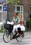 Amsterdam 18 augustus 2007
Jennemieke Spijkerman met een vriendin op fiets in Amsterdam.