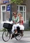 Amsterdam 18 augustus 2007
Jennemieke Spijkerman met een vriendin op fiets in Amsterdam.