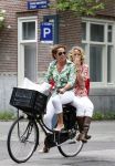 Amsterdam 18 augustus 2007
Jennemieke Spijkerman met een vriendin op fiets in Amsterdam.