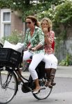 Amsterdam 18 augustus 2007
Jennemieke Spijkerman met een vriendin op fiets in Amsterdam.