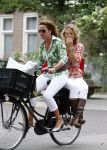 Amsterdam 18 augustus 2007
Jennemieke Spijkerman met een vriendin op fiets in Amsterdam.