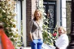 Amsterdam 11 augustus 2007
Matthijs v Nieuwkerk met zijn vrouw Karin v Nieuwkerk en dochter Jet v Nieuwkerk voor zijn huis in het zonnetje met zijn krantje.