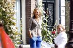 Amsterdam 11 augustus 2007
Matthijs v Nieuwkerk met zijn vrouw Karin v Nieuwkerk en dochter Jet v Nieuwkerk voor zijn huis in het zonnetje met zijn krantje.