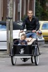 Amsterdam 16 augustus 2007
Johnny Heitinga met Johnny Loco bakfiets samen met zijn 20 jarig jongere broertje Joey