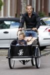 Amsterdam 16 augustus 2007
Johnny Heitinga met Johnny Loco bakfiets samen met zijn 20 jarig jongere broertje Joey