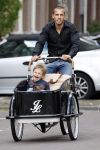 Amsterdam 16 augustus 2007
Johnny Heitinga met Johnny Loco bakfiets samen met zijn 20 jarig jongere broertje Joey