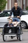 Amsterdam 16 augustus 2007
Johnny Heitinga met Johnny Loco bakfiets samen met zijn 20 jarig jongere broertje Joey