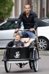 Amsterdam 16 augustus 2007
Johnny Heitinga met Johnny Loco bakfiets samen met zijn 20 jarig jongere broertje Joey