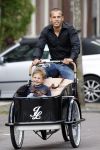 Amsterdam 16 augustus 2007
Johnny Heitinga met Johnny Loco bakfiets samen met zijn 20 jarig jongere broertje Joey