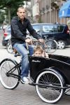 Amsterdam 16 augustus 2007
Johnny Heitinga met Johnny Loco bakfiets samen met zijn 20 jarig jongere broertje Joey