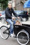 Amsterdam 16 augustus 2007
Johnny Heitinga met Johnny Loco bakfiets samen met zijn 20 jarig jongere broertje Joey