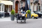 Amsterdam 16 augustus 2007
Johnny Heitinga met Johnny Loco bakfiets samen met zijn 20 jarig jongere broertje Joey