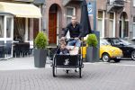 Amsterdam 16 augustus 2007
Johnny Heitinga met Johnny Loco bakfiets samen met zijn 20 jarig jongere broertje Joey