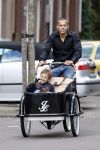 Amsterdam 16 augustus 2007
Johnny Heitinga met Johnny Loco bakfiets samen met zijn 20 jarig jongere broertje Joey