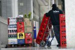Rotterdam 17 augustus 2007
Jordi Breukhoven werkt bij bedrijf die drank bezorgen bij horeca gelegenheden in Rotterdam. Hij bezorg met zijn collega met een vrachtwagen de drank.