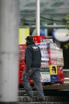 Rotterdam 17 augustus 2007
Jordi Breukhoven werkt bij bedrijf die drank bezorgen bij horeca gelegenheden in Rotterdam. Hij bezorg met zijn collega met een vrachtwagen de drank.