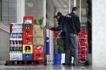 Rotterdam 17 augustus 2007
Jordi Breukhoven werkt bij bedrijf die drank bezorgen bij horeca gelegenheden in Rotterdam. Hij bezorg met zijn collega met een vrachtwagen de drank.