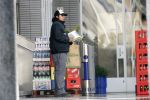 Rotterdam 17 augustus 2007
Jordi Breukhoven werkt bij bedrijf die drank bezorgen bij horeca gelegenheden in Rotterdam. Hij bezorg met zijn collega met een vrachtwagen de drank.