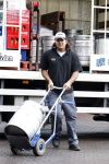 Rotterdam 17 augustus 2007
Jordi Breukhoven werkt bij bedrijf die drank bezorgen bij horeca gelegenheden in Rotterdam. Hij bezorg met zijn collega met een vrachtwagen de drank.