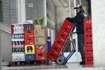 Rotterdam 17 augustus 2007
Jordi Breukhoven werkt bij bedrijf die drank bezorgen bij horeca gelegenheden in Rotterdam. Hij bezorg met zijn collega met een vrachtwagen de drank.