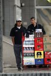 Rotterdam 17 augustus 2007
Jordi Breukhoven werkt bij bedrijf die drank bezorgen bij horeca gelegenheden in Rotterdam. Hij bezorg met zijn collega met een vrachtwagen de drank.