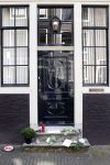 Amsterdam 19 augustus 2007
Bloemen bij het huis van Jos Brink na zijn overlijden.