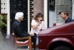 Amsterdam 11 augustus 2007
Mathijs v Nieuwkerk met zijn vrouw en dochter voor zijn huis in het zonnetje met het krantje.