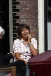 Amsterdam 11 augustus 2007
Matthijs v Nieuwkerk met zijn vrouw Karin v Nieuwkerk en dochter voor zijn huis in het zonnetje met het krantje.