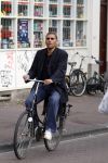 Amsterdam 28 augustus 2007
Acteur Kenneth Herdigein op de fiets .