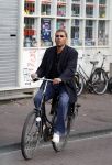 Amsterdam 28 augustus 2007
Acteur Kenneth Herdigein op de fiets .