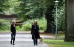Huizen en Bussum 8 september 2007
Linda de Mol laat met vriendin de hond uit en gaat daarna winkelen.