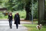 Huizen en Bussum 8 september 2007
Linda de Mol laat met vriendin de hond uit en gaat daarna winkeleln.