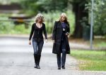 Huizen en Bussum 8 september 2007
Linda de Mol laat met vriendin de hond uit en gaat daarna winkeleln.