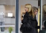 Huizen en Bussum 8 september 2007
Linda de Mol laat met vriendin de hond uit en gaat daarna winkeleln.