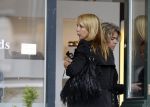 Huizen en Bussum 8 september 2007
Linda de Mol laat met vriendin de hond uit en gaat daarna winkeleln.
Peter Smulders bv