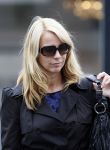 Huizen en Bussum 8 september 2007
Linda de Mol laat met vriendin de hond uit en gaat daarna winkeleln.