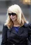 Huizen en Bussum 8 september 2007
Linda de Mol laat met vriendin de hond uit en gaat daarna winkeleln.