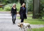 Huizen en Bussum 8 september 2007
Linda de Mol laat met vriendin de hond uit en gaat daarna winkeleln.
Peter Smulders bv