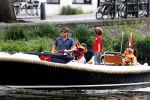 Amsterdam 11 augustus 2007
Martijn Krabbe en Amanda gaan varen met hun kinderen Bickel Michelle en Yasmijn.