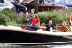 Amsterdam 11 augustus 2007
Martijn Krabbe en Amanda gaan varen met hun kinderen Bickel Michelle en Yasmijn.