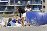 Amsterdam ijmuiden 11 augustus 2007
Mathijs v Nieuwkerk zijn dochter en vrouw gaan met de jaguar cabrio naar het strand in Ijmuiden.