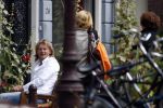 Amsterdam 11 augustus 2007
Matthijs v Nieuwkerk met zijn vrouw Karin v Nieuwkerk en dochter Jet v Nieuwkerk voor zijn huis in het zonnetje met zijn krantje.