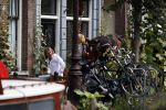 Amsterdam 11 augustus 2007
Matthijs v Nieuwkerk met zijn vrouw Karin v Nieuwkerk en dochter Jet v Nieuwkerk voor zijn huis in het zonnetje met zijn krantje.