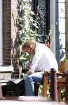 Amsterdam 11 augustus 2007
Matthijs v Nieuwkerk met zijn vrouw Karin v Nieuwkerk en dochter Jet v Nieuwkerk voor zijn huis in het zonnetje met zijn krantje.