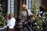 Amsterdam 11 augustus 2007
Matthijs v Nieuwkerk met zijn vrouw Karin v Nieuwkerk en dochter Jet v Nieuwkerk voor zijn huis in het zonnetje met zijn krantje.