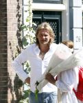 Amsterdam 11 augustus 2007
Matthijs v Nieuwkerk met zijn vrouw Karin v Nieuwkerk en dochter Jet v Nieuwkerk voor zijn huis in het zonnetje met zijn krantje.